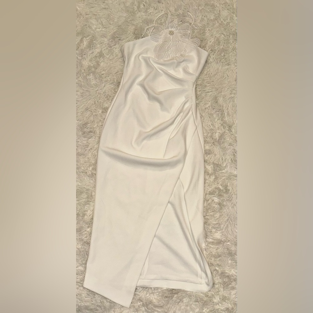 NEW Elliatt Janelle 3d Flower white halter Midi Dress sz L - Picture 5 of 9